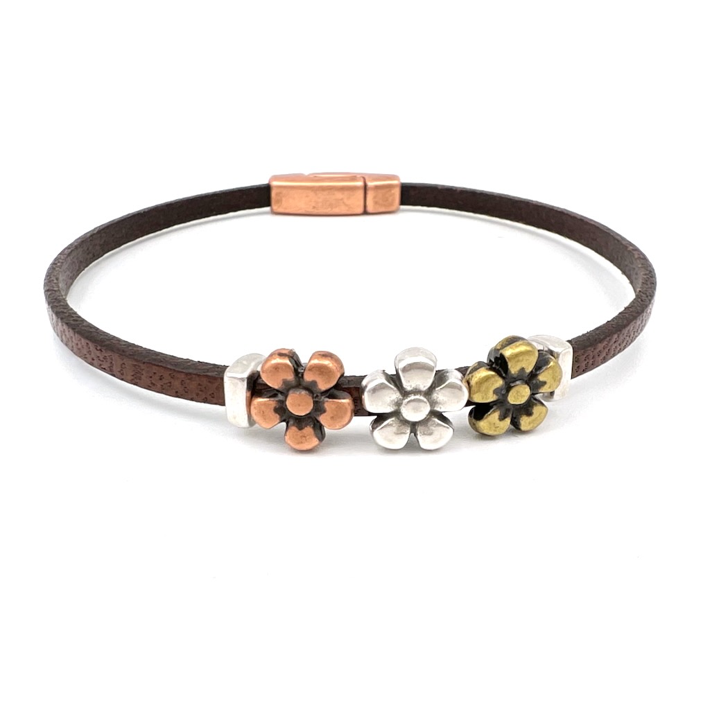 Narrow leather bracelet with daisy motif